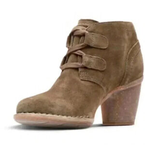 CLARKS - WOMENS CARLETA LYON LOW BOOT SIZE 8